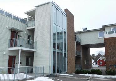 Leilighetsbygg med glassfasade og balkonger